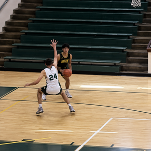 Early hand basketball closeout with defender contesting before the shooter starts the shooting motion
